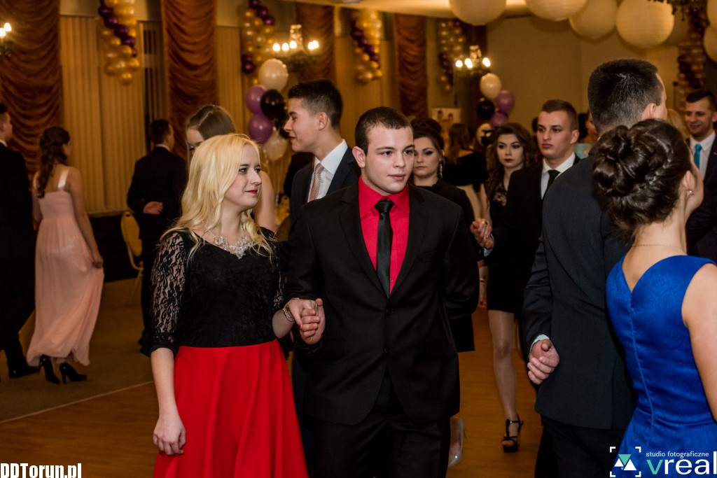 Maturzyści z VI LO na studniówce