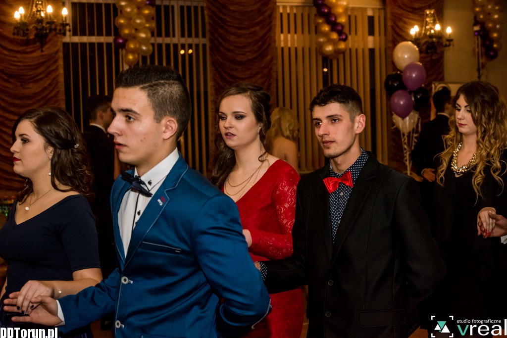 Maturzyści z VI LO na studniówce