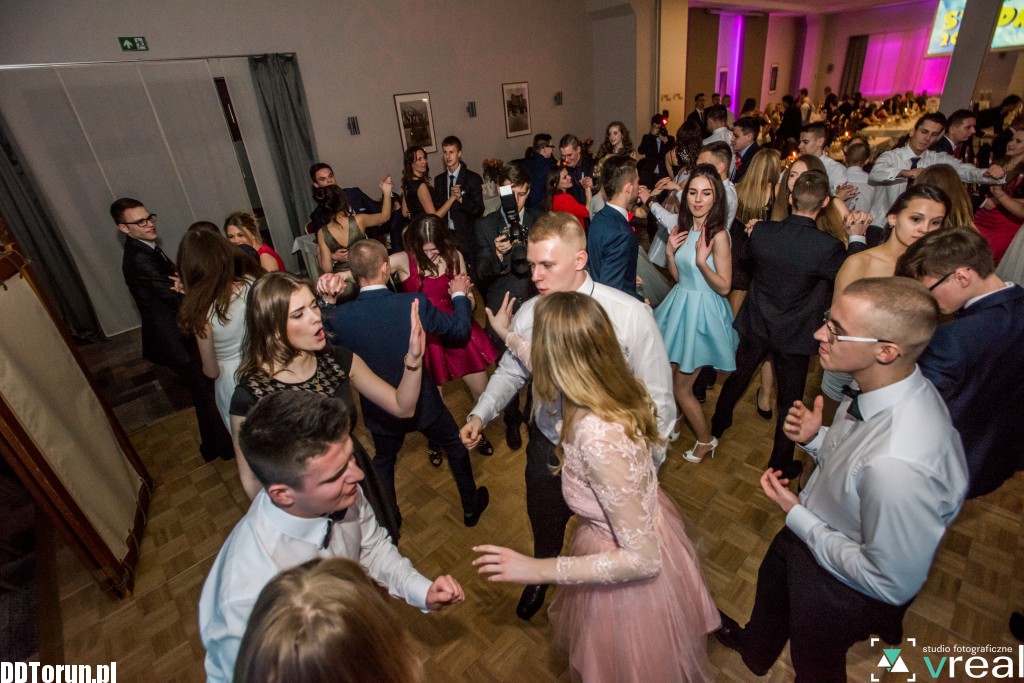 Studniówkowy bal w toruńskim ZSMEiE