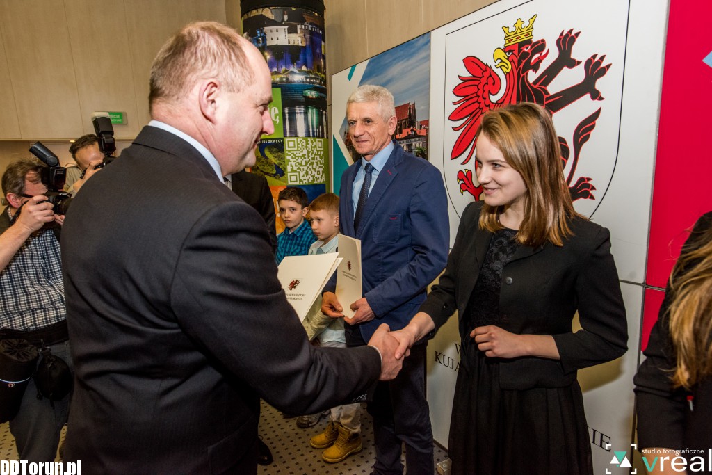 Stypendia od marszałka przyznane