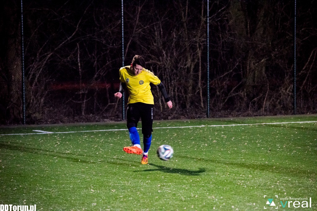 Elana rozgromiona w sparingu