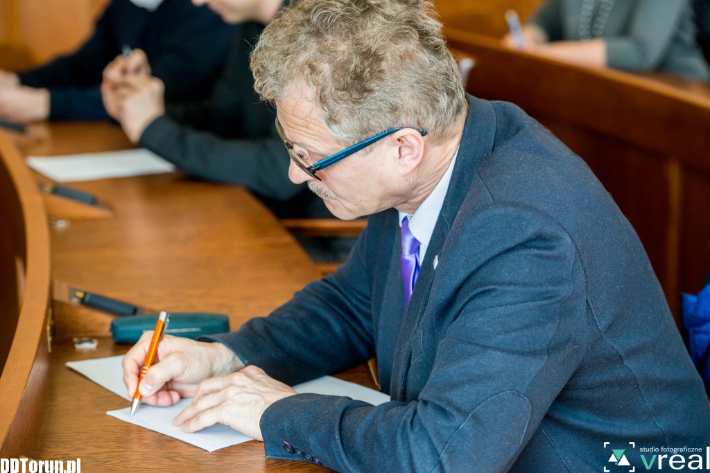 Dyktando w urzędzie marszałkowskim
