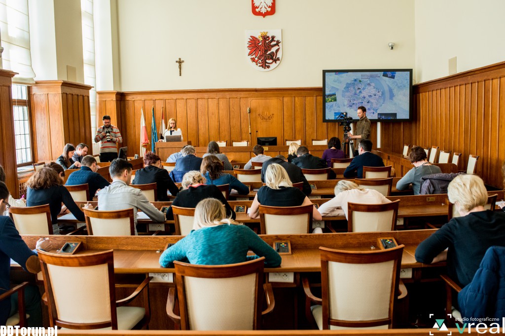 Dyktando w urzędzie marszałkowskim