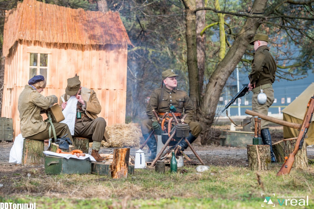 Inscenizacja przed biegiem Tropem Wilczym