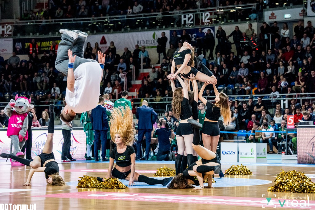 Cheerleaderki zdominowały parkiet
