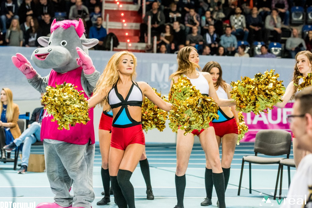 Cheerleaderki zdominowały parkiet