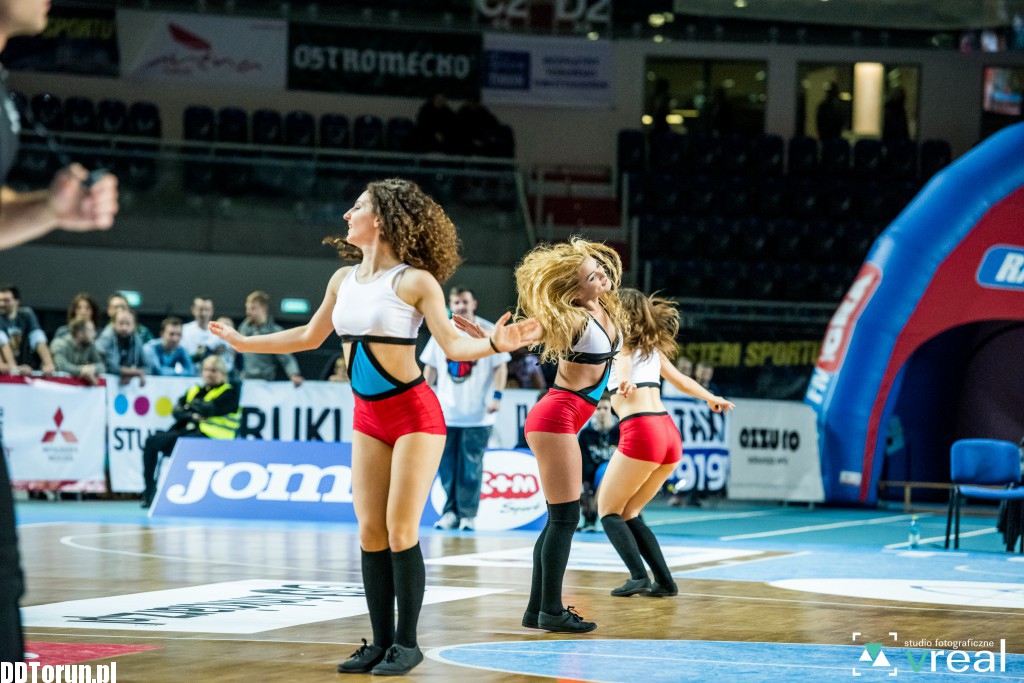 Cheerleaderki zdominowały parkiet