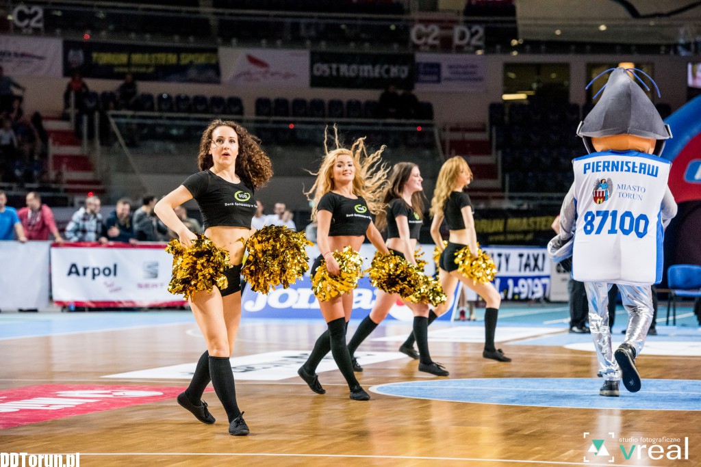 Cheerleaderki zdominowały parkiet