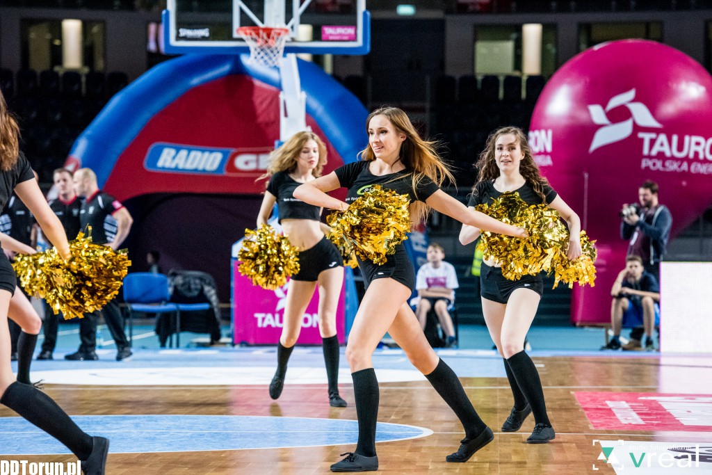 Cheerleaderki zdominowały parkiet