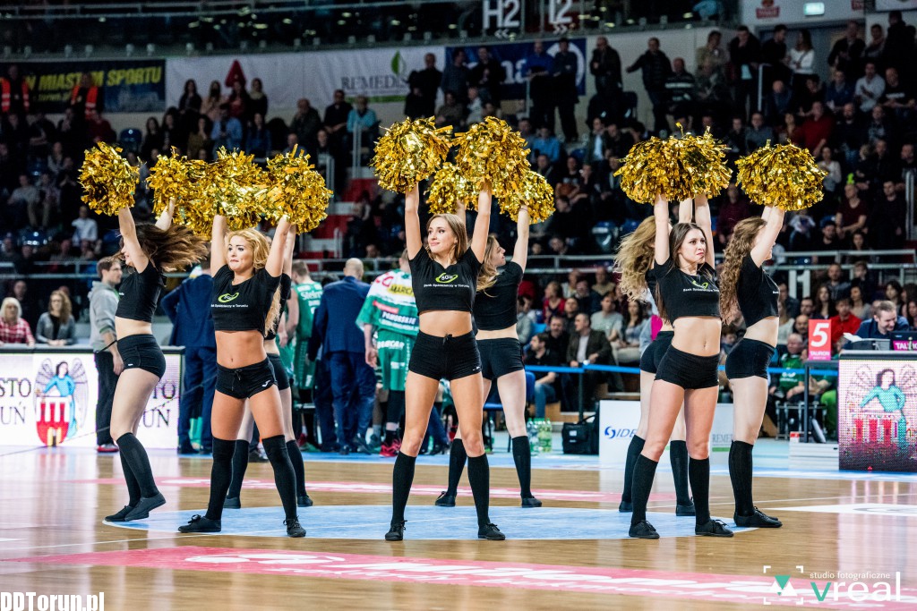 Cheerleaderki zdominowały parkiet