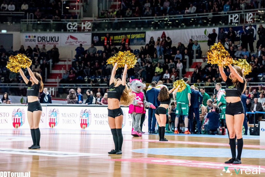 Cheerleaderki zdominowały parkiet