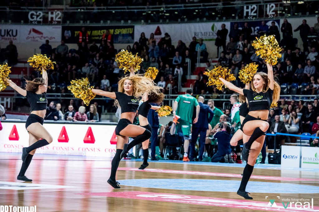 Cheerleaderki zdominowały parkiet