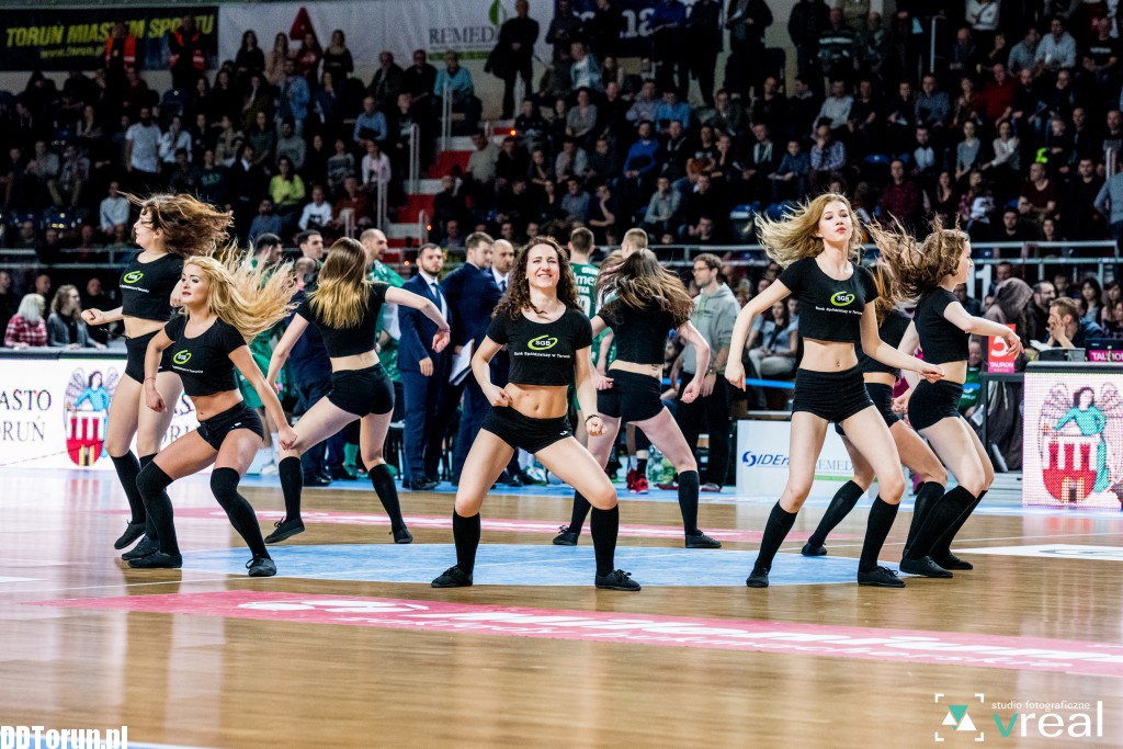 Cheerleaderki zdominowały parkiet