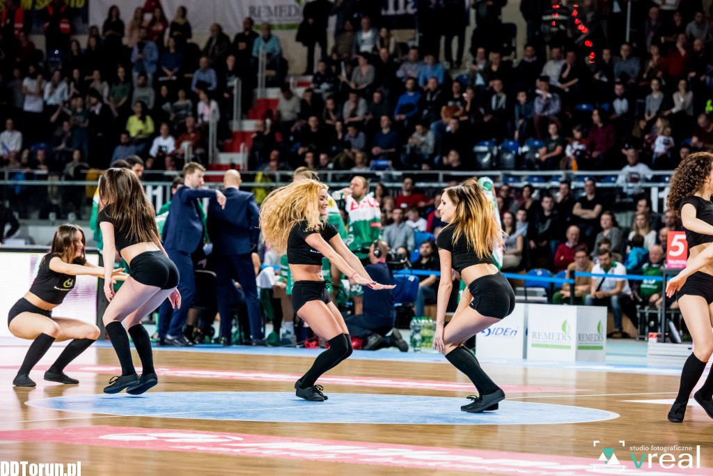 Cheerleaderki zdominowały parkiet