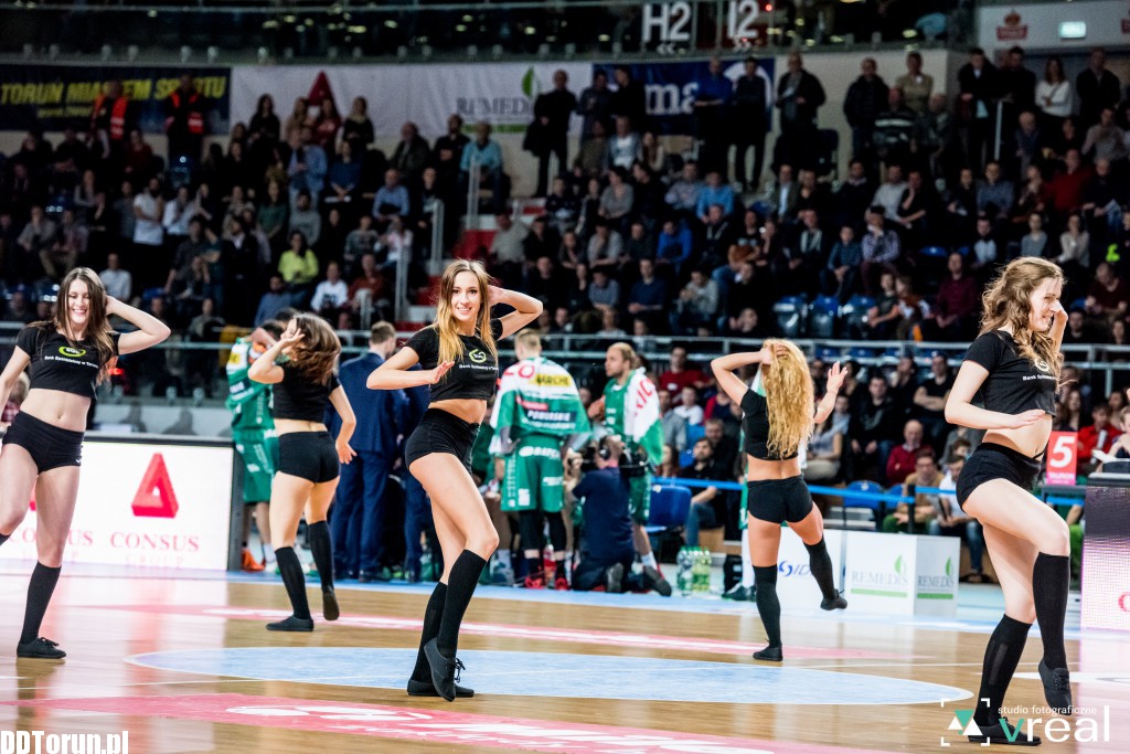 Cheerleaderki zdominowały parkiet
