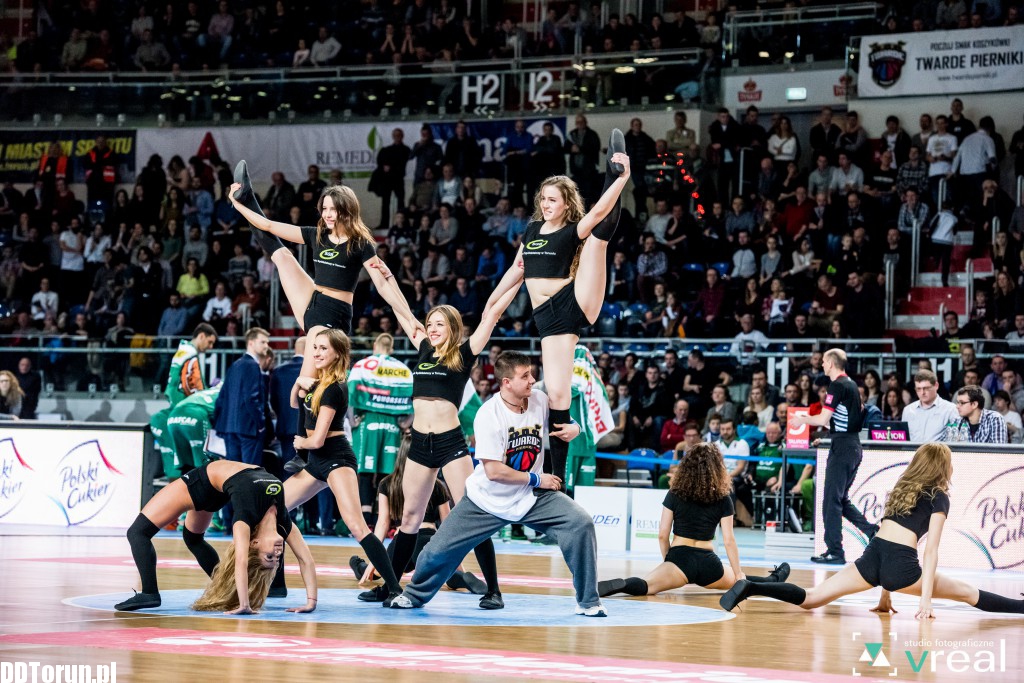 Cheerleaderki zdominowały parkiet