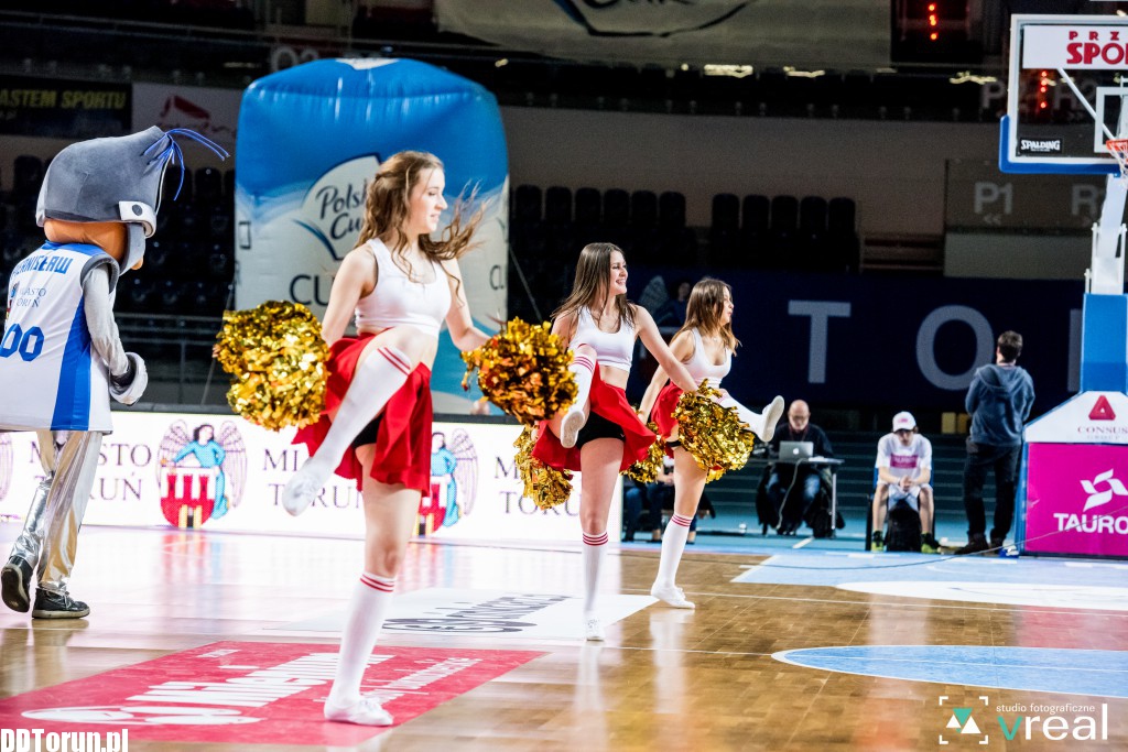 Cheerleaderki zdominowały parkiet