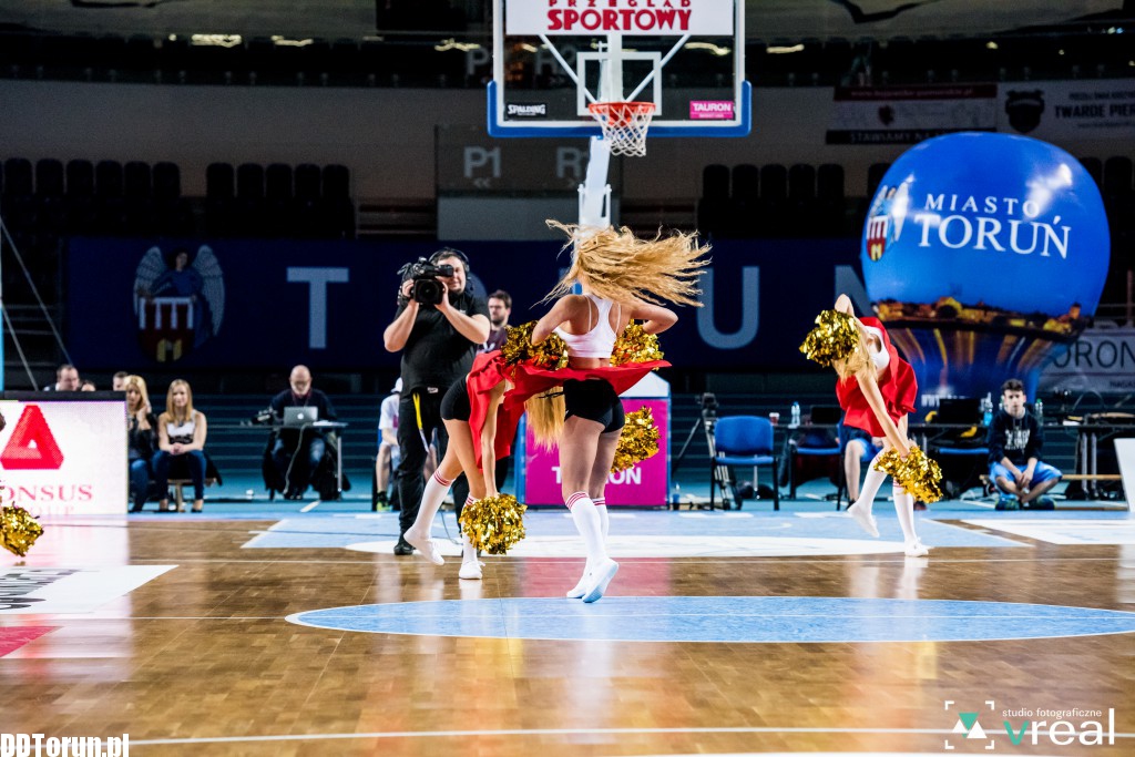 Cheerleaderki zdominowały parkiet