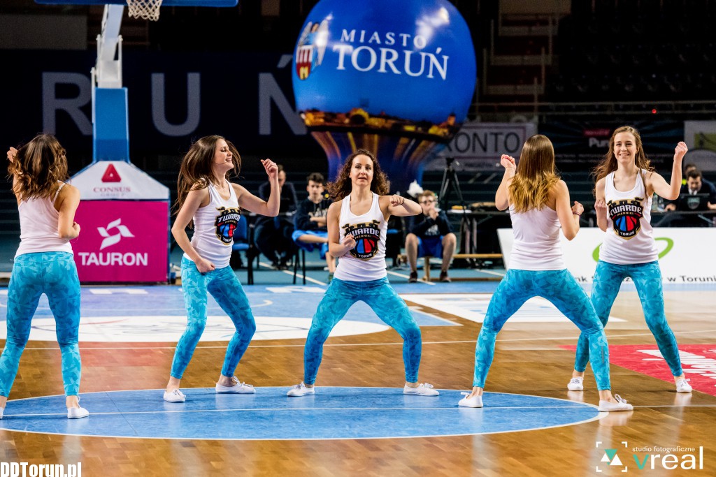 Cheerleaderki zdominowały parkiet