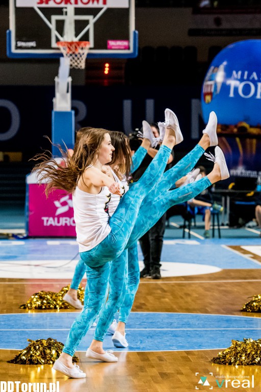 Cheerleaderki zdominowały parkiet