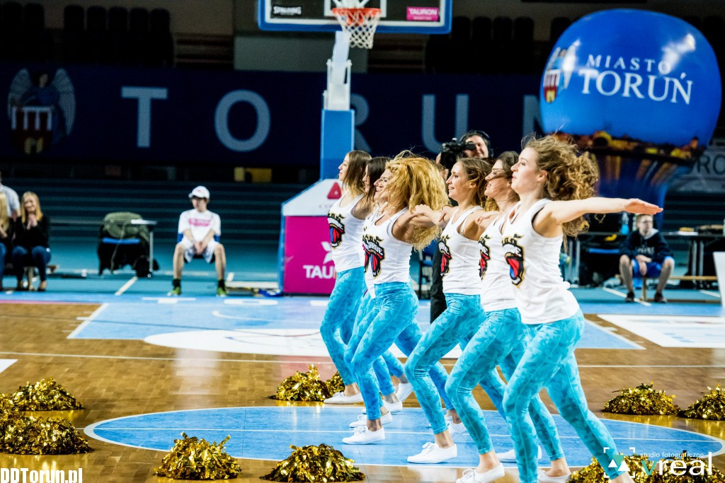 Cheerleaderki zdominowały parkiet