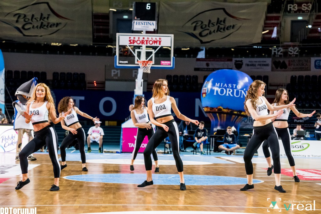 Cheerleaderki zdominowały parkiet