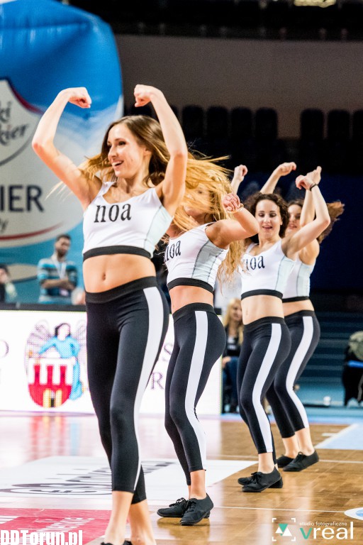Cheerleaderki zdominowały parkiet