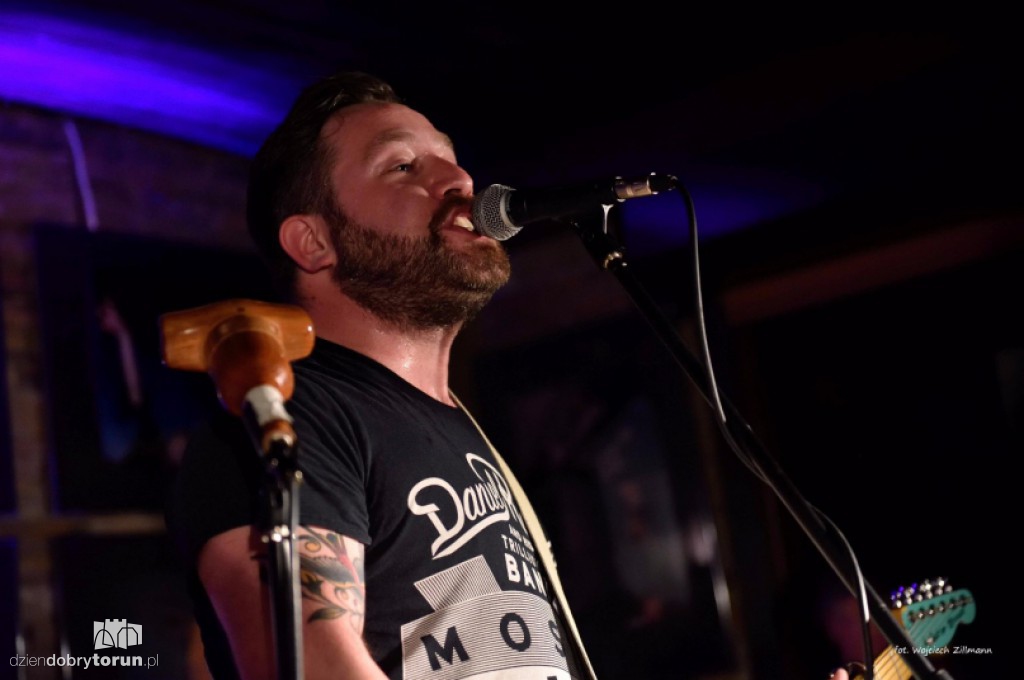 Blues z dwóch stron oceanu w Pameli