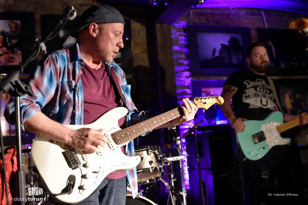 Blues z dwóch stron oceanu w Pameli