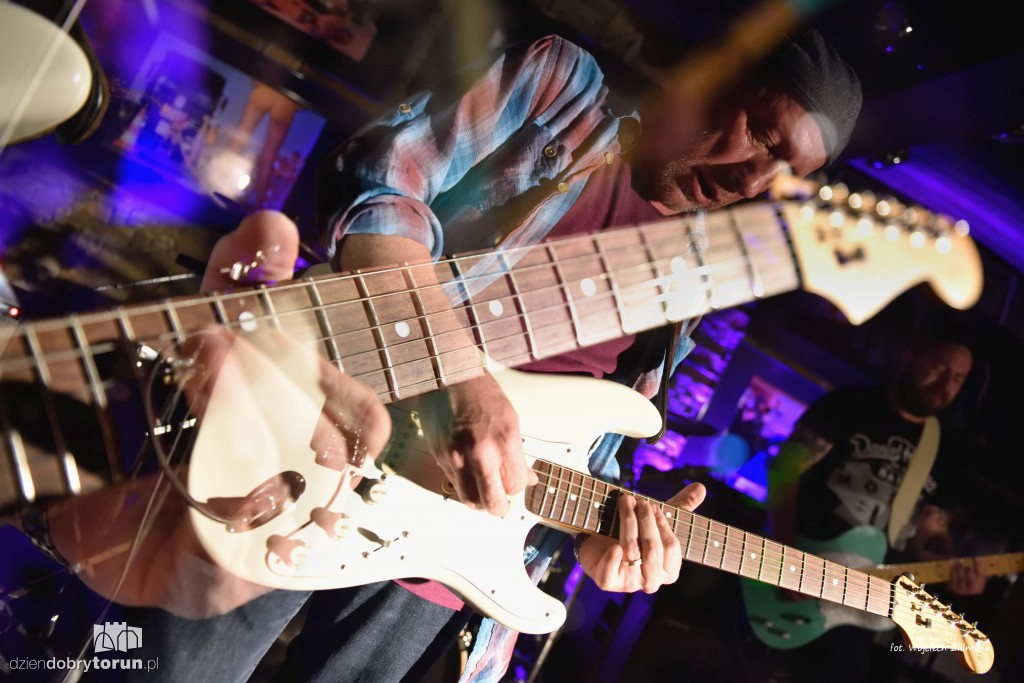 Blues z dwóch stron oceanu w Pameli