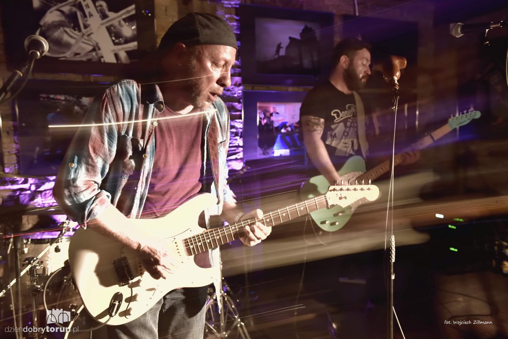 Blues z dwóch stron oceanu w Pameli