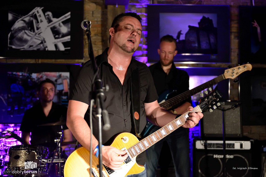 Blues z dwóch stron oceanu w Pameli