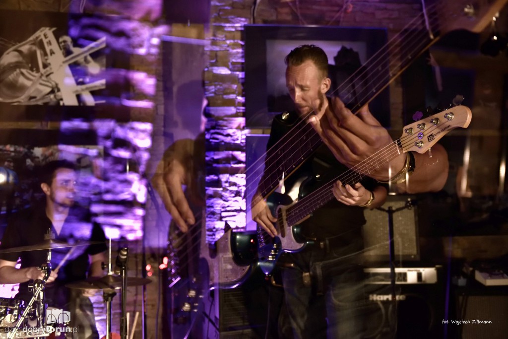 Blues z dwóch stron oceanu w Pameli