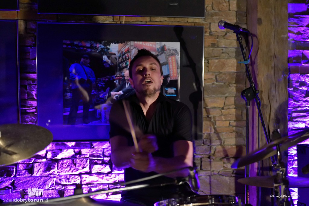 Blues z dwóch stron oceanu w Pameli