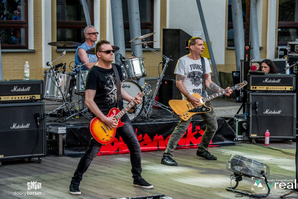 Kobranocka zagrała w amfiteatrze