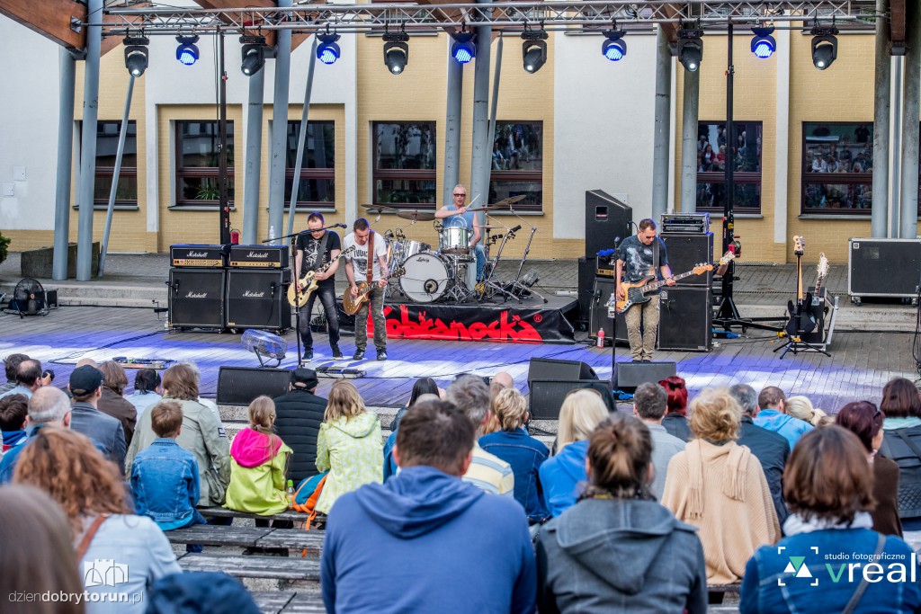 Kobranocka zagrała w amfiteatrze