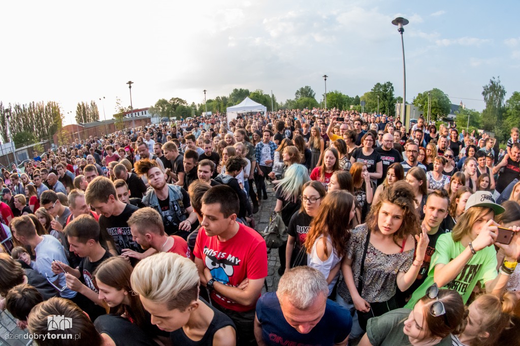 Luxtorpeda przed Młynem Wiedzy