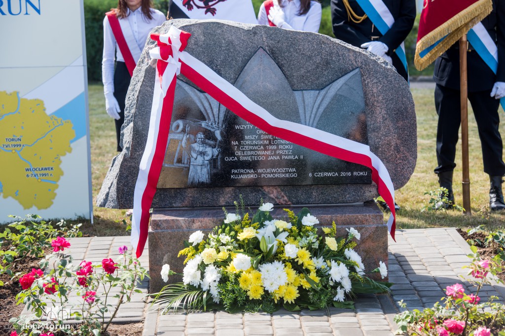 Pamiątkowa tablica na cześć Jana Pawła II