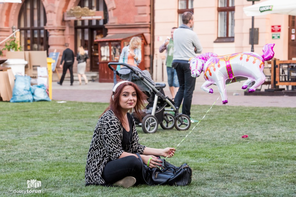 Koncert plenerowy na śniadaniu
