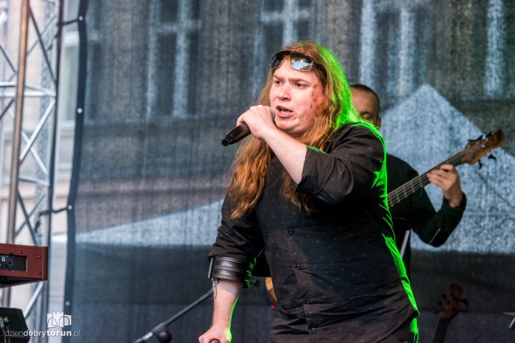 Koncert plenerowy na śniadaniu