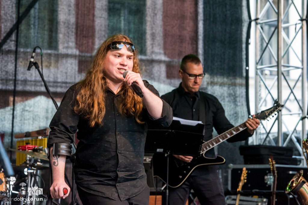 Koncert plenerowy na śniadaniu