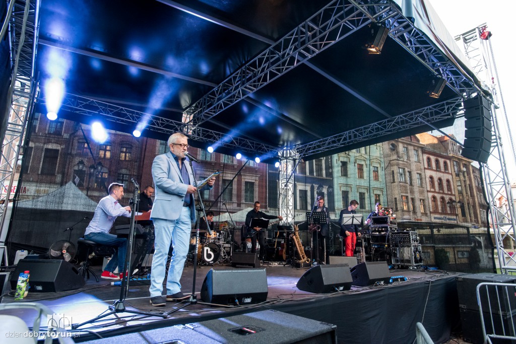 Koncert plenerowy na śniadaniu