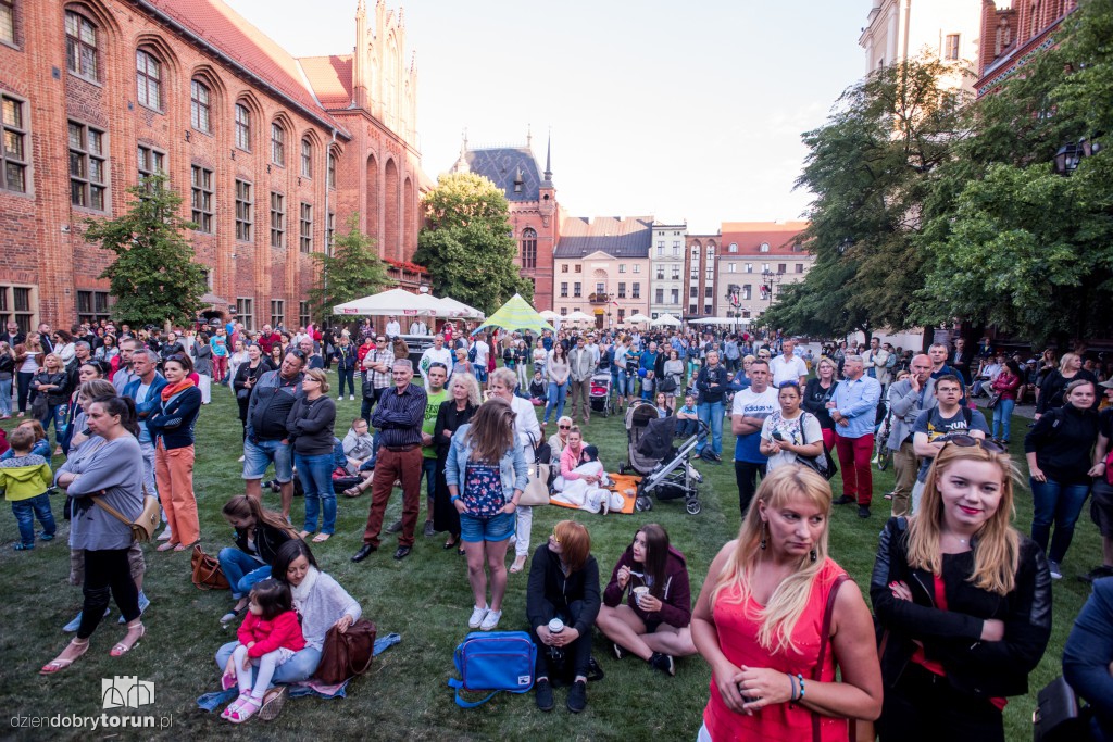 Koncert plenerowy na śniadaniu