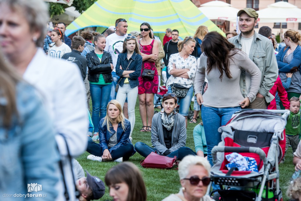 Koncert plenerowy na śniadaniu