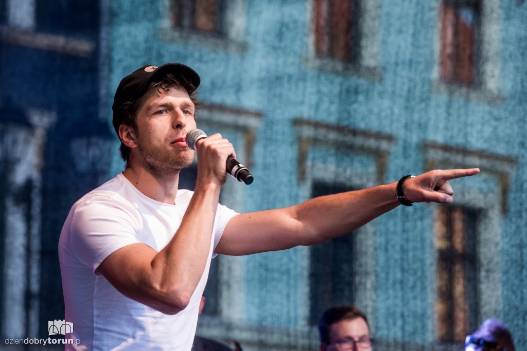 Koncert plenerowy na śniadaniu