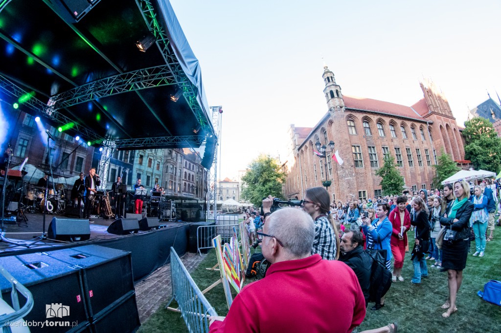 Koncert plenerowy na śniadaniu