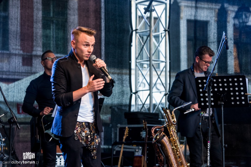 Koncert plenerowy na śniadaniu