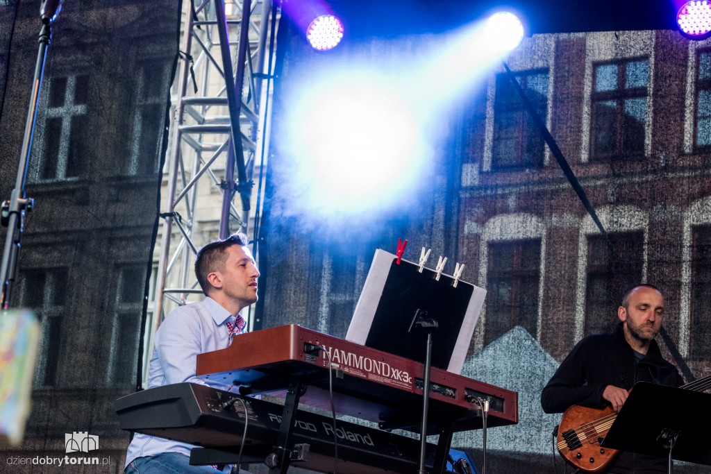 Koncert plenerowy na śniadaniu