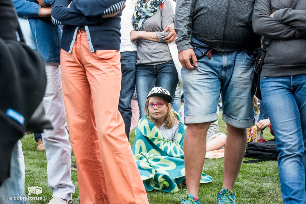 Koncert plenerowy na śniadaniu