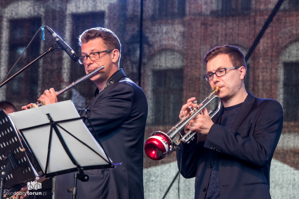Koncert plenerowy na śniadaniu